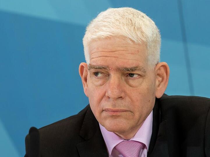 Josef Schuster, Präsidenten des Zentralrates der Juden in Deutschland, nimmt an einer Pressekonferenz teil. Foto: Peter Kneffel/Archiv