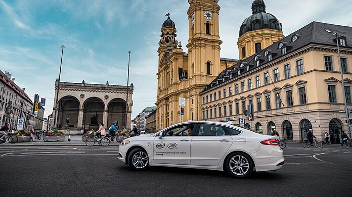 Die Testfahrt durch München, hier vor der Feldherrnhalle am Odeonsplatz, hat der Roboterwagen von Mobileye schon hinter sich, zunächst mit Sicherheitsfahrern am Lenkrad.