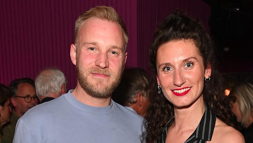 Bei den "Bridgerton"-Stars Sam Philipps und Bessie Carter hat es im echten Leben gefunkt. Bei den "Bridgerton"-Stars Sam Philipps und Bessie Carter hat es im echten Leben gefunkt.