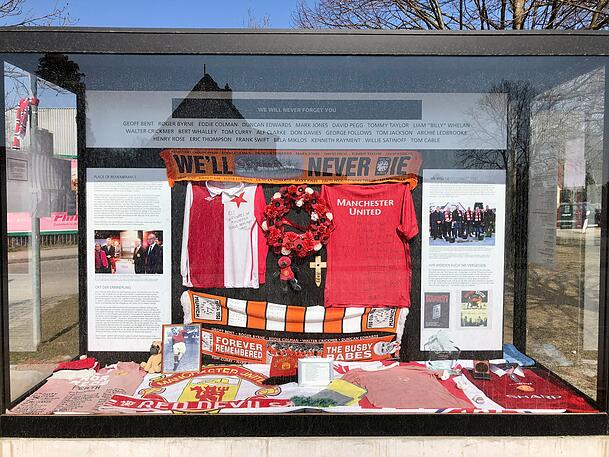 Hier lebt die Erinnerung an die Mannschaft von Manchester United: Die Gedenkstelle am Manchesterplatz. Hier lebt die Erinnerung an die Mannschaft von Manchester United: Die Gedenkstelle am Manchesterplatz.