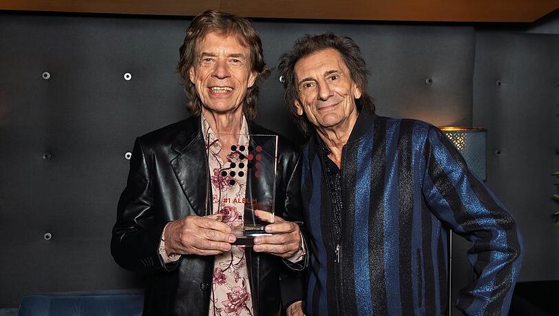 Mick Jagger (l.) mit Ronnie Wood und dem "Nummer 1 Award". Mick Jagger (l.) mit Ronnie Wood und dem "Nummer 1 Award".