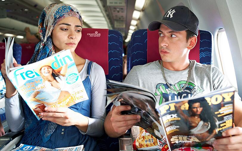 K&ouml;nnten unterschiedlicher wohl kaum sein: M&ouml;chtegern-Macho Costa (Arnel Taci) und Yagmur (Pegah Ferydoni) werden im Flieger nebeneinander platziert.