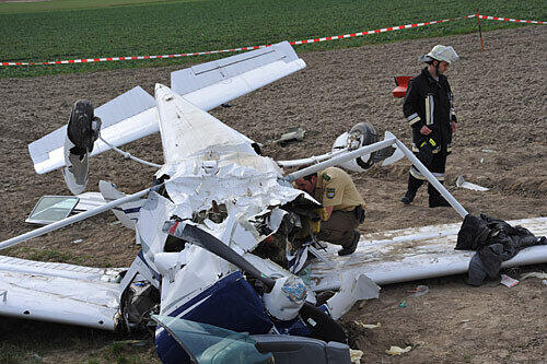 Das Wrack wird nach dem Absturz unteruscht.