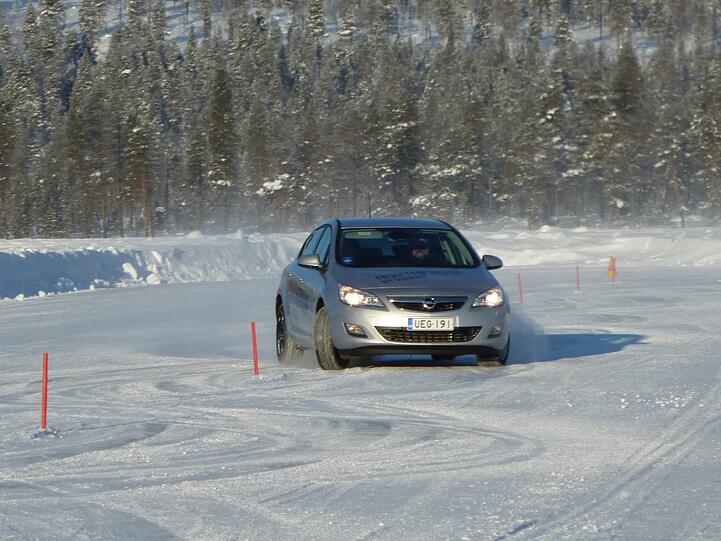 So schauen Testsieger aus: Der Nokian-Winterreifen im Einsatz auf dem Testgelände in Ivalo.