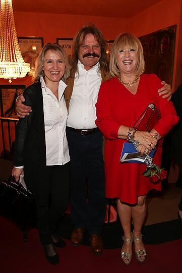 Leslie Mandoki mit Ehefrau Eva und Patricia Riekel bei der Premiere der Komödie "The Kingês speech" am 18.09.2013 im Bayerischen Hof in München.