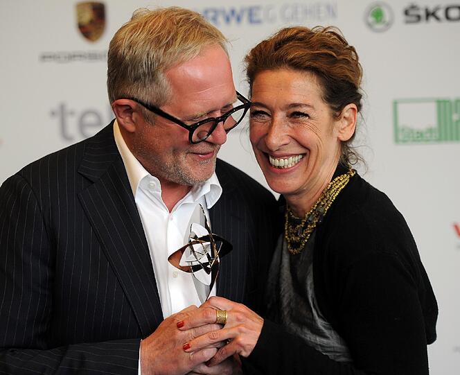 Die Schauspieler Harald Krassnitzer (l) und Adele Neuhauser (r) posieren vor der Verleihung mit dem Preis in der Kategorie "Fiktion" für die "Tatort"-Folge "Angezählt.