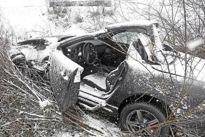 Die Leitplanke hatte den Mercedes in die Luft katapultier.