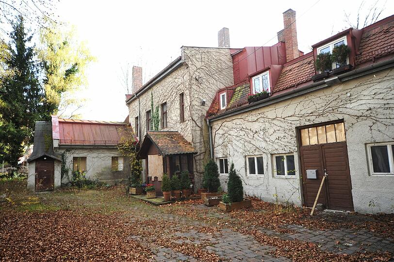 Das Hinterhaus ist zum Teil noch bewohnt, dennoch wurde der Status als Wohnraum aufgehoben. Jetzt ist der Weg frei für einen Abriss.
