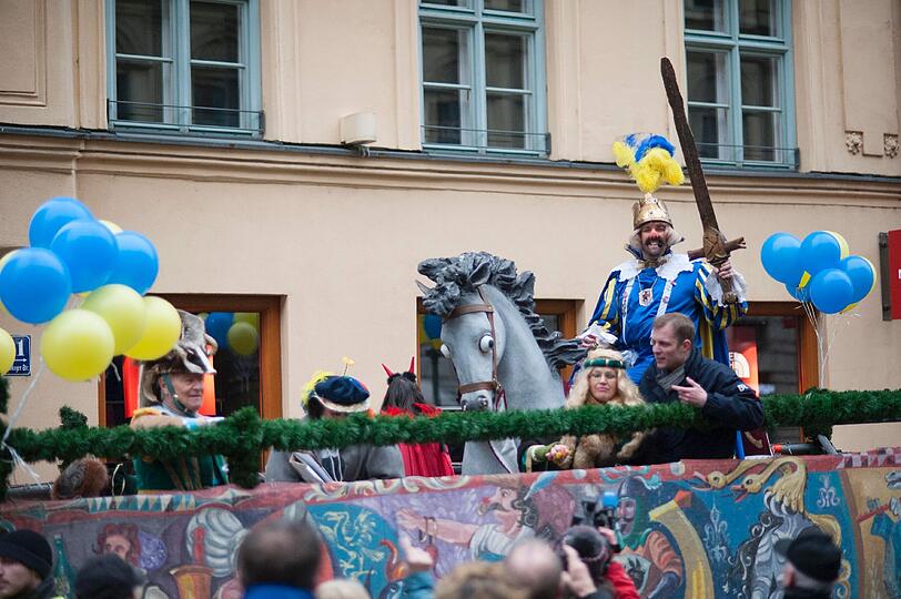 Die Damischen Ritter in Aktion: Impressionen vom Faschingszug durch die Altstadt am Sonntag.