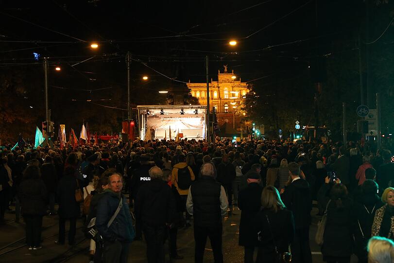 2.500 Personen sind laut Polizei zum Maximilianeum gekommen.