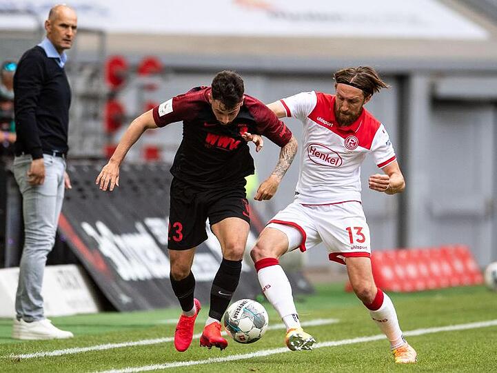 Augsburgs Marco Richter (l) und Düsseldorfs Adam Bodzek kämpfen um den Ball.