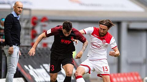 Augsburgs Marco Richter (l) und Düsseldorfs Adam Bodzek kämpfen um den Ball.
