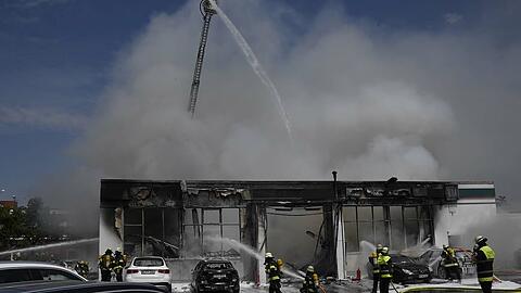 Über 80 Feuerwehrmänner sind damit beschäftigt, den Großbrand zu löschen.