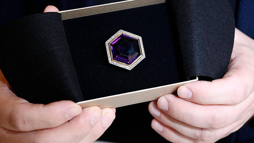 Mutmaßlich aus dem Nachlass von Rudolph Moshammer: Dieser Amethyst-Ring gehört nun Heino. Mutmaßlich aus dem Nachlass von Rudolph Moshammer: Dieser Amethyst-Ring gehört nun Heino.