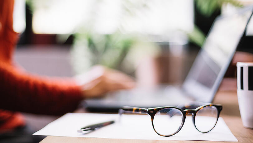 Eine Brille liegt an einem Homeoffice-Arbeitsplatz. Eine Brille liegt an einem Homeoffice-Arbeitsplatz.