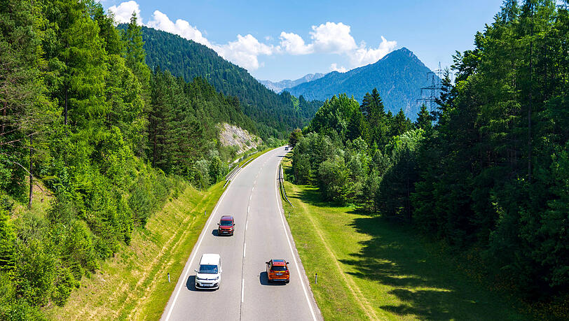 So sch&ouml;n leer ist es hier selten: Die  Fernpassstra&szlig;e bei Reutte in Tirol. Sie soll zum Sommerferienbeginn in einigen deutschen Bundesl&auml;ndern f&uuml;r zwei Stunden komplett gesperrt werden.