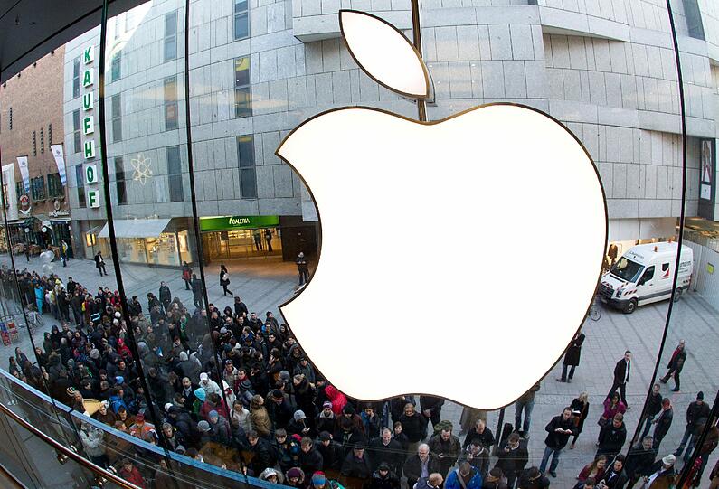 Rund 400 Menschen drängten am Morgen auf den Münchner Apple-Store, um ein neues iPad zu ergattern.