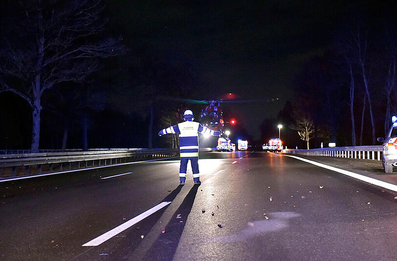 Hier geht ein Porsche in Flammen auf - die Bilder von der Unfallstelle.