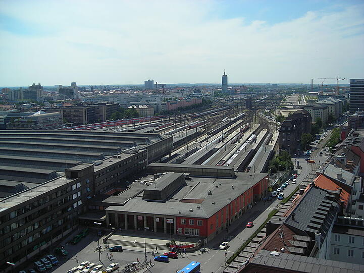 Der Starnberger Flügelbahnhof steht unter Denkmalschutz und soll bald einem Neubau mit einem gläsernen Hochhaus weichen.