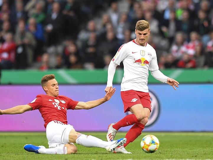 Joshua Kimmich von Bayern und Timo Werner (r.) von Leipzig im Kampf um den Ball. Foto: Matthias Balk/Archivbild