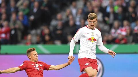Joshua Kimmich von Bayern und Timo Werner (r.) von Leipzig im Kampf um den Ball. Foto: Matthias Balk/Archivbild