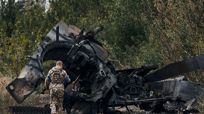 Ein russischer Panzer wurde bei einem Gefecht in einem gerade befreiten Gebiet in der Region Charkiw beschädigt.