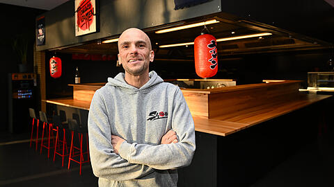 Erim Kreidel hat die Einrichtung im typisch japanischen Stil gestaltet. Ein paar Plätze gibt es auch an der Bar. Dort kann man den Mitarbeitern bei der Ramen-Arbeit zuschauen. Insgesamt bietet der Munch Market im Gasteig rund 170 Plätze. Diese sind im Moment heiß begehrt.