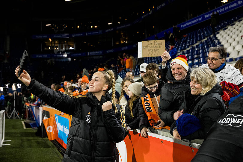Giulia Gwinn macht nach dem Schlusspfiff Selfies mit den Fans.