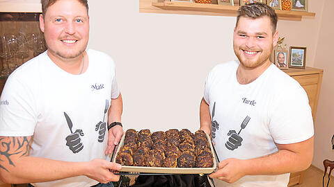 Sie stehen an der Spitze der Fleischpflanzlfreunde Mitterkreith: Vorsitzender Andreas Brandl (links) und Stellvertreter Timo Holzer.