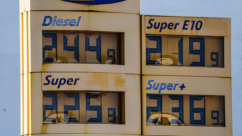 Die Spritpreise sind zuletzt in Deutschland schneller als im benachbarten EU-Ausland gestiegen.