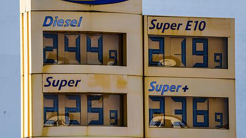 Die Spritpreise sind zuletzt in Deutschland schneller als im benachbarten EU-Ausland gestiegen.