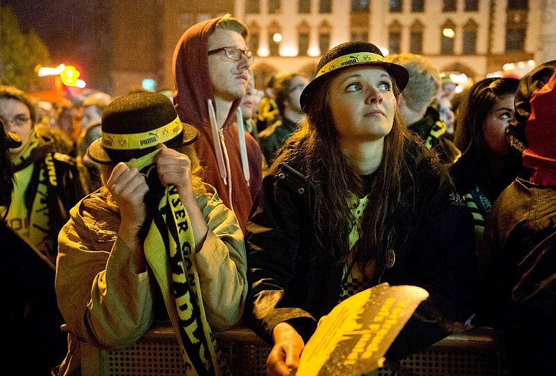 Traurig und niedergeschlagen: Die Fans des BVB sahen ein großartiges Spiel ihrer Mannschaft. Aber Arjen Robben machte in der 89. Minute mit dem Siegtreffer alle gelben Träume zunichte. Die Bilder von der Fanmeile in Dortmund.