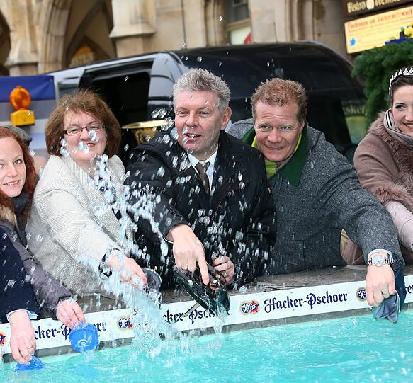 Dieter Reiter lässt's beim Geldbeutel-Waschen krachen: Die spritzigen Bilder...