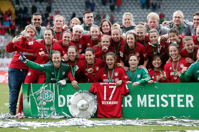 Ausgelassen feierten die Frauen des FC Bayern ihre Titelverteidigung im Grünwalder Stadion. Die Bilder!