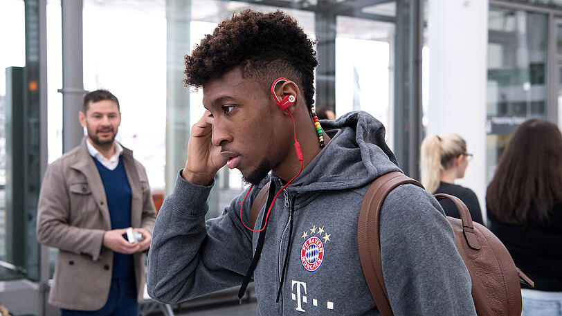 Der FC Bayern ist am Dienstagvormittag mit knapp einstündiger Verspätung in sein nicht unumstrittenes Trainingslager in Katar aufgebrochen. Nicht dabei ist Weltmeister Jerome Boateng, der sich im Dezember einer Operation im rechten Brustmuskel hatte unterziehen müssen.