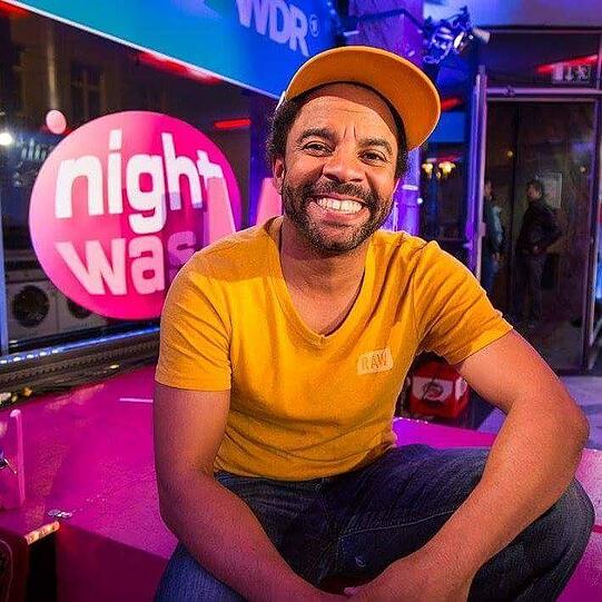 Comedian Simon Pearce: &bdquo;Wenn ich Besuch habe, geht's am Eisbach vorbei in Richtung Englischer Garten. Ich bin also oft dort, allerdings nur zum Glotzen. Es ist zwar gefährlich, aber die Surfer haben es im Griff.&ldquo;
