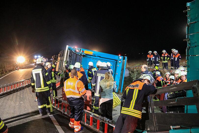 In Unterfranken kam es in der Nacht auf Dienstag zu einem schlimmen Unfall mit einem Viehtransporter - die Bilder.