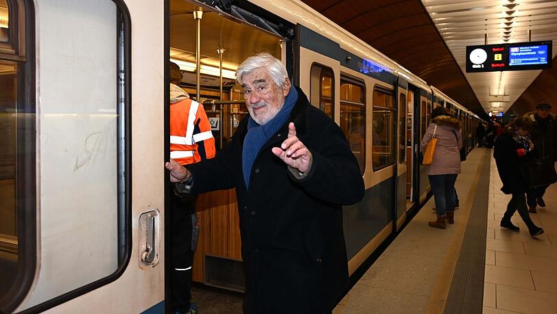 Vorbildlich! In München fährt der Weltstar immer öffentlich: Mario Adorf am Marienplatz in der U-Bahn. Vorbildlich! In München fährt der Weltstar immer öffentlich: Mario Adorf am Marienplatz in der U-Bahn.