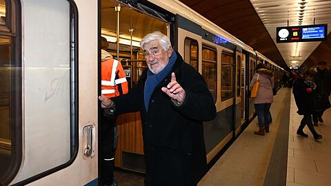 Vorbildlich! In München fährt der Weltstar immer öffentlich: Mario Adorf am Marienplatz in der U-Bahn.
