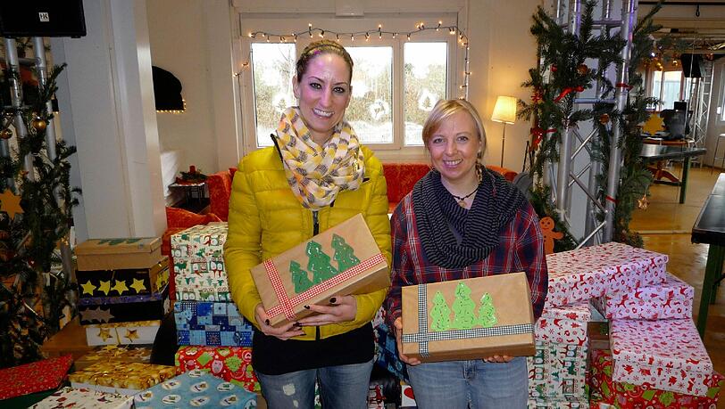 100 Weihnachtspäckchen für bedürftige Familien: Antje Breda (r.), Einrichtungsleiterin der Arche München mit Nadine Espey, Vorstandsvorsitzende des Mutter-Kind-Hilfswerks e.V. bei der Päckchenübergabe in Moosach. 100 Weihnachtspäckchen für bedürftige Familien: Antje Breda (r.), Einrichtungsleiterin der Arche München mit Nadine Espey, Vorstandsvorsitzende des Mutter-Kind-Hilfswerks e.V. bei der Päckchenübergabe in Moosach.