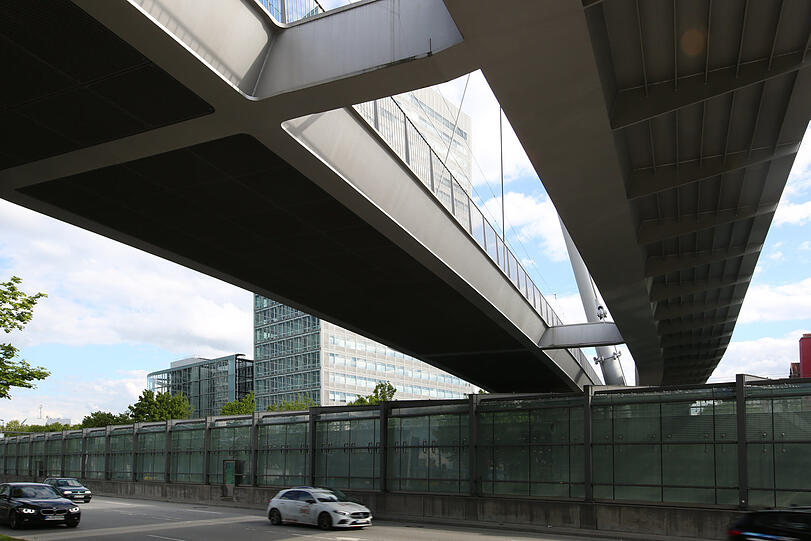 Doppelbrücke: einmal für die Tram, einmal für Fußgänger und Radler.