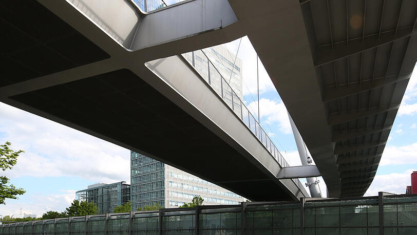 Doppelbrücke: einmal für die Tram, einmal für Fußgänger und Radler.