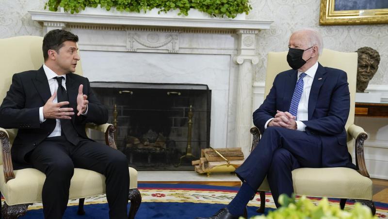 US-Präsident Joe Biden (r) spricht im Oval Office mit dem ukrainischen Präsidenten Wolodymyr Selenskyj.