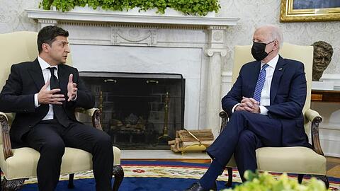 US-Präsident Joe Biden (r) spricht im Oval Office mit dem ukrainischen Präsidenten Wolodymyr Selenskyj.