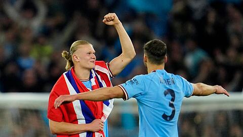 City-Torjäger Erling Haaland (l) jubelte nach dem Spiel gemeinsam mit Ruben Dias.