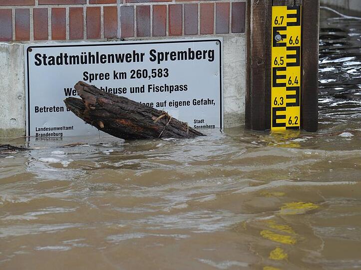 Die Hochwasserlage im Süden Brandenburgs spitzt sich weiter zu.