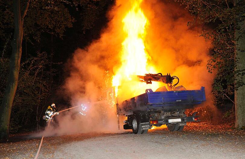 Hefner-Alteneck-Straße:
Schwieriger Löscheinsatz in den Abendstunden. Ein abgestellter Lkw brennt. Das Fahrzeug befindet sich in einem Bereich, der mit Fahrzeugen nicht erreichbar ist. 150 Meter Schlauch müssen verlegt werden. Am Lastwagen entsteht Totalschaden.