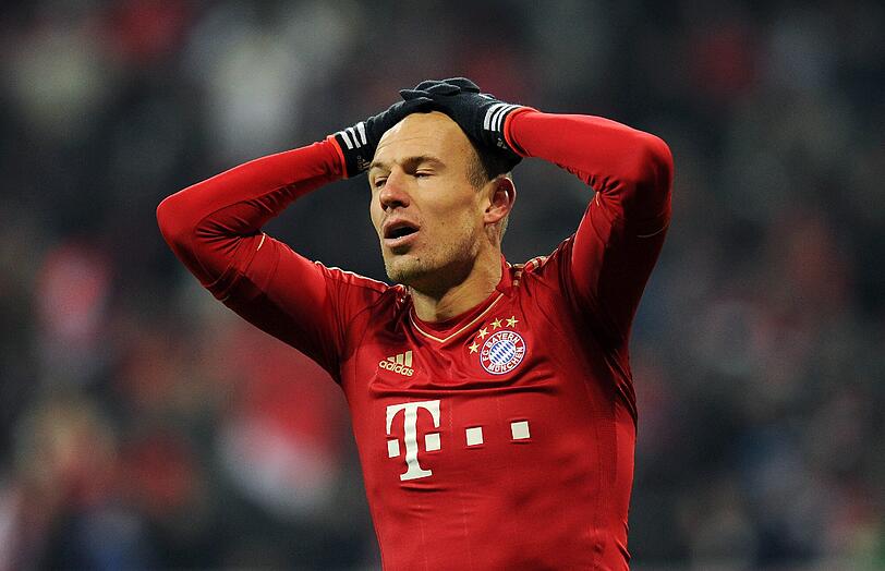 ARJEN ROBBEN: Note 2. Erster Startelfeinsatz seit 10. November. Kopfball ist seines nicht, der Ball strich ihm über die großflächige Tonsur (16.). Später allein vorm Tor &ndash; verlupft (55.). Aber: Am 2:0, 3:0 und 4:0 maßgeblich beteiligt. Es geht aufwärts.