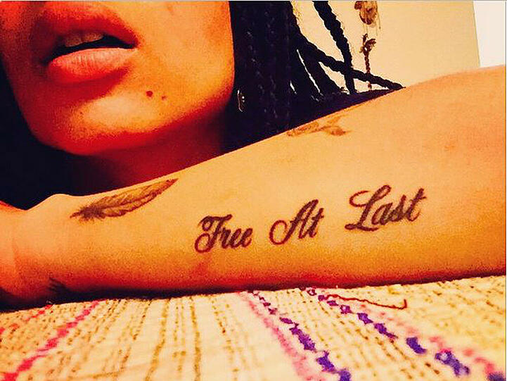 Zoë Kravitz' Unterarm ziert der Spruch "Free At Last". Den Spruch ließ sich die 26-Jährige zu Ehren von Martin Luther Kings berühmter Rede "I have a dream" stechen.