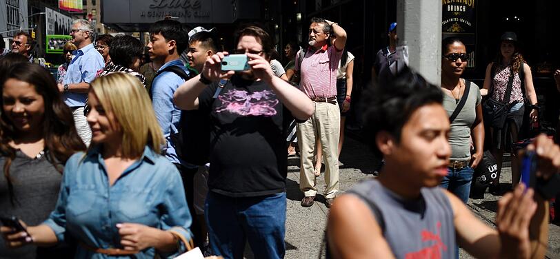 Mit nackten Brüsten vom Columbus Circle zum Bryant Park: Die Bilder vom "Go topless Day 2015" in New York.